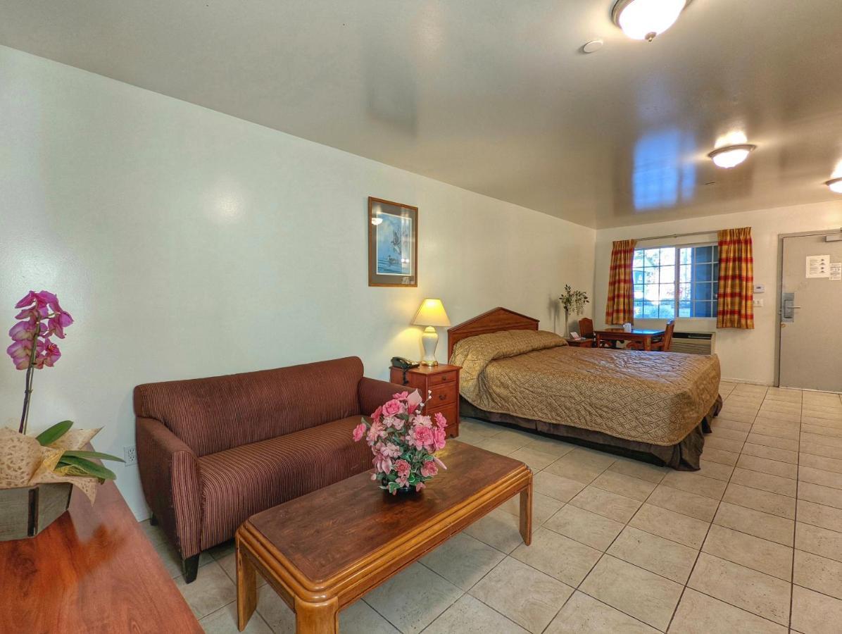 Americas Best Value Inn Oxnard-Port Hueneme Bagian luar foto