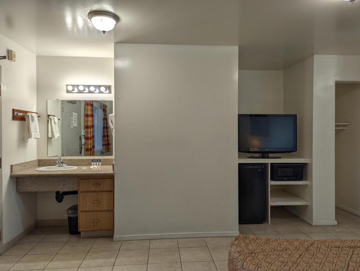 Americas Best Value Inn Oxnard-Port Hueneme Bagian luar foto