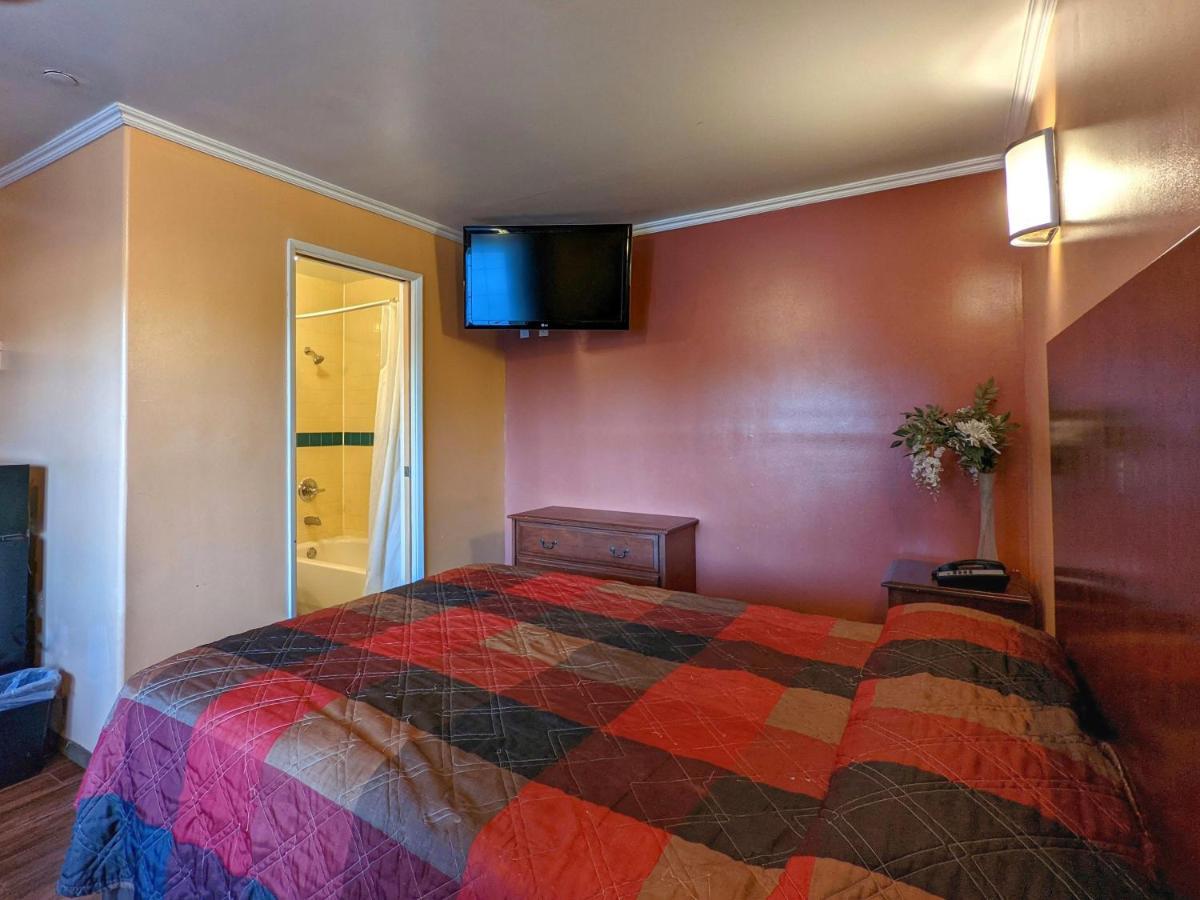 Americas Best Value Inn Oxnard-Port Hueneme Bagian luar foto