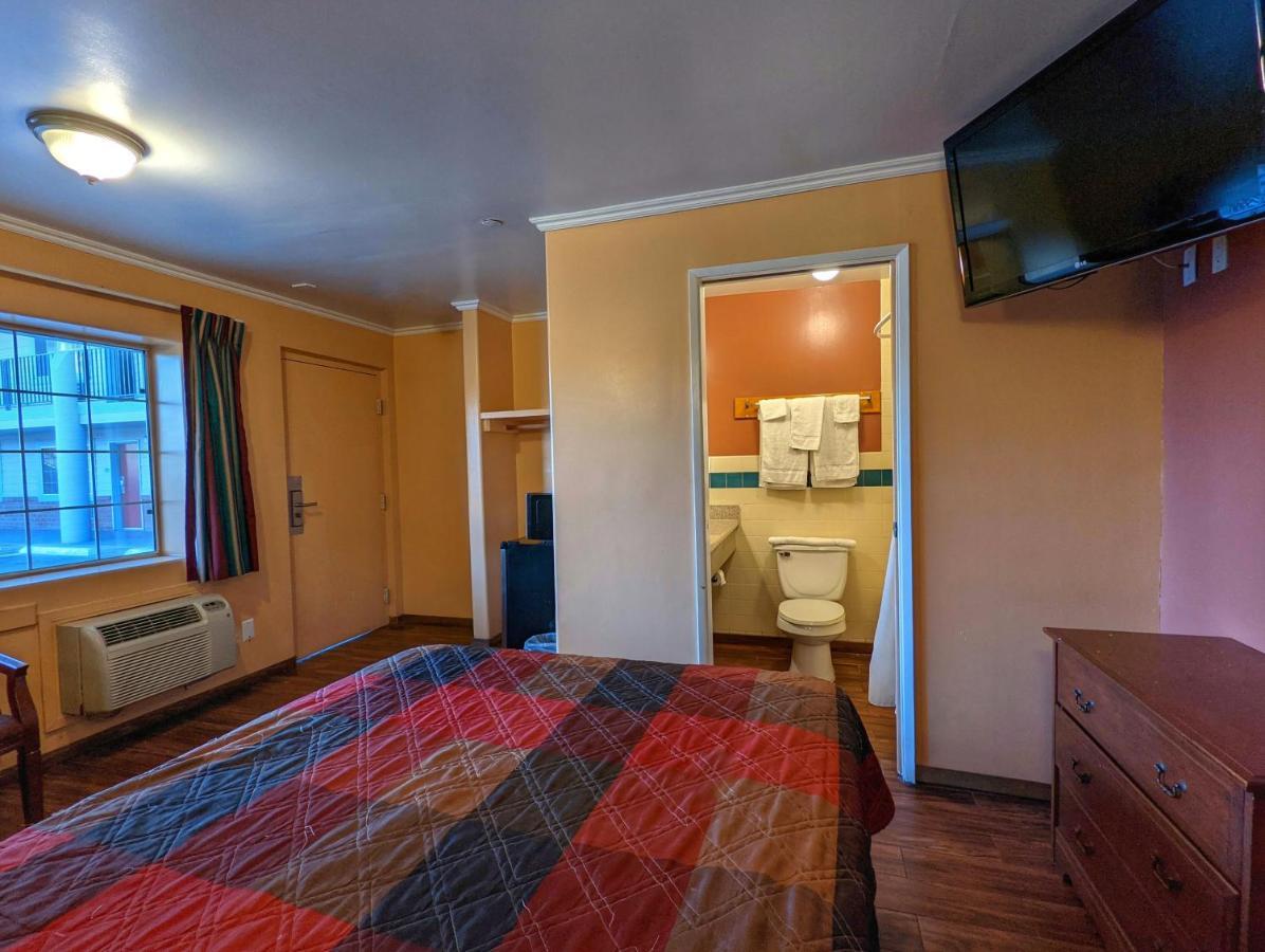 Americas Best Value Inn Oxnard-Port Hueneme Bagian luar foto